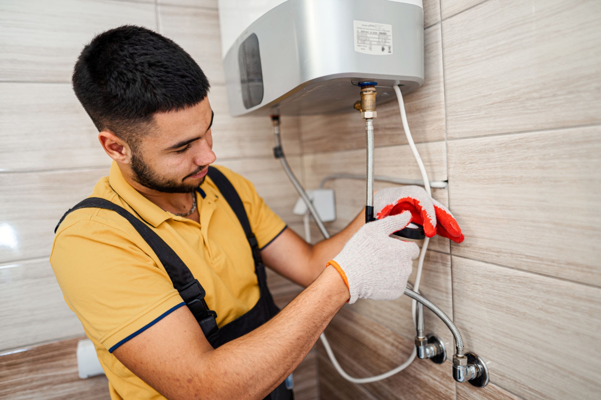 Teknisi Garuda Jaya Teknik sedang memperbaiki water heater
